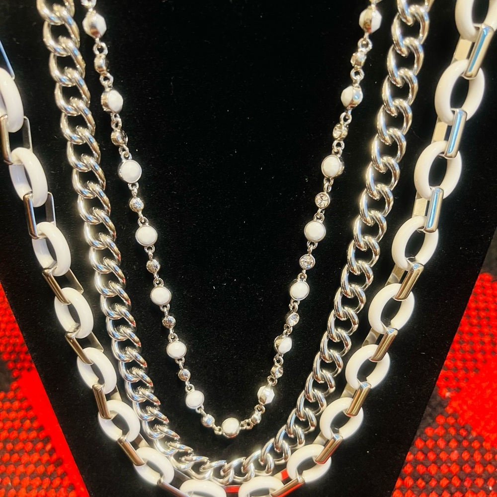Lia Sophia Wayfarer White multi strand
Versatile Necklaces